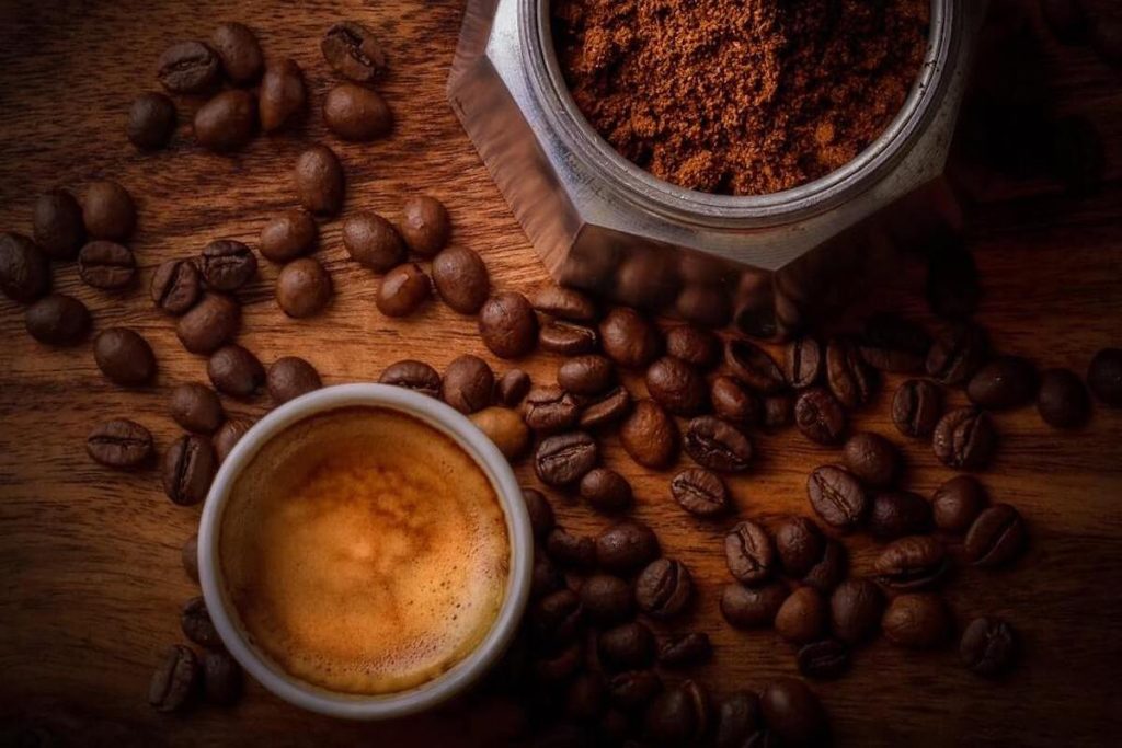 UNESCO-Welterbekaffee - Tasse Kaffee mit Mokka und Kaffeebohnen