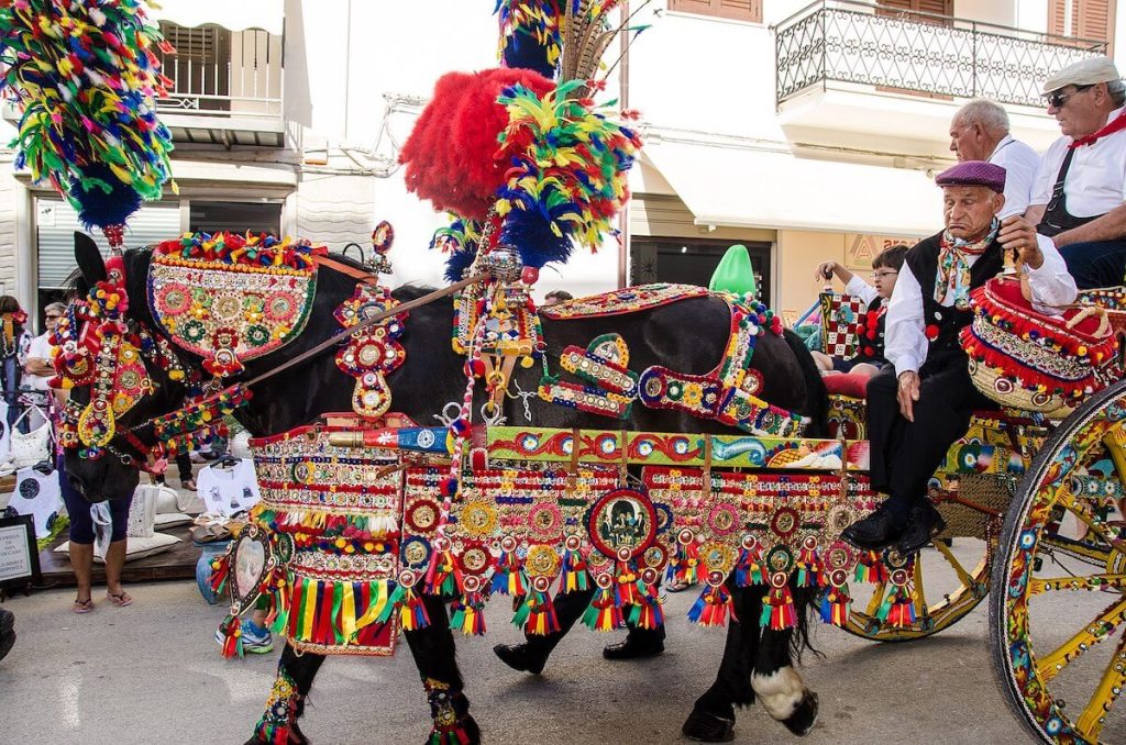 Carretto siciliano - carretto con cavallo decorato