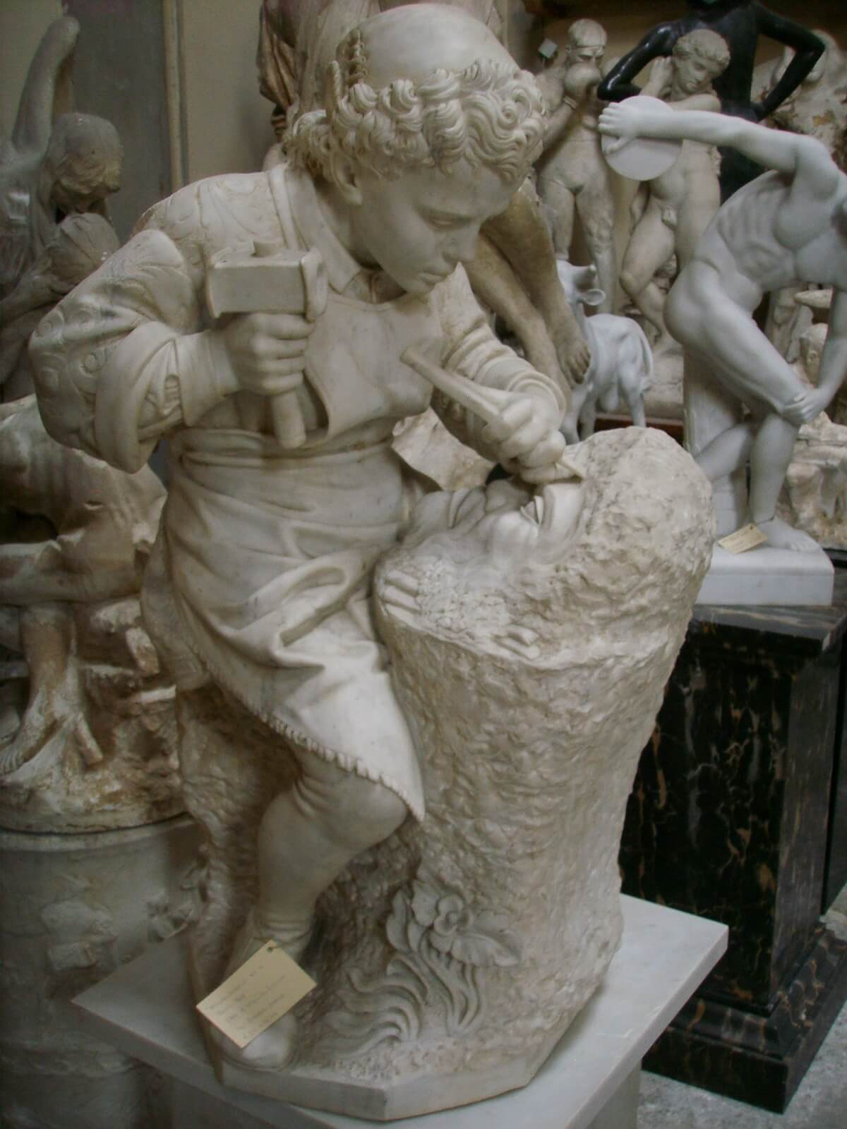 Giovane Michelangelo scolpisce testa di Fauno