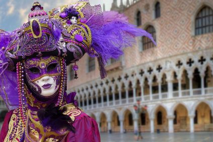 carnevale di venezia 2022 maschera in piazza