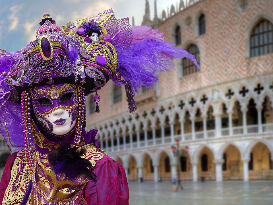 carnevale di venezia 2022 maschera in piazza