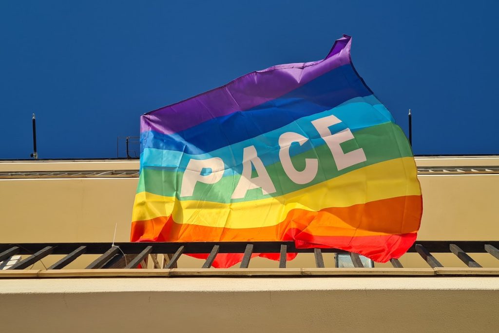 Rifugiati ucraini a Milano - Bandiera della pace che sventola su balcone