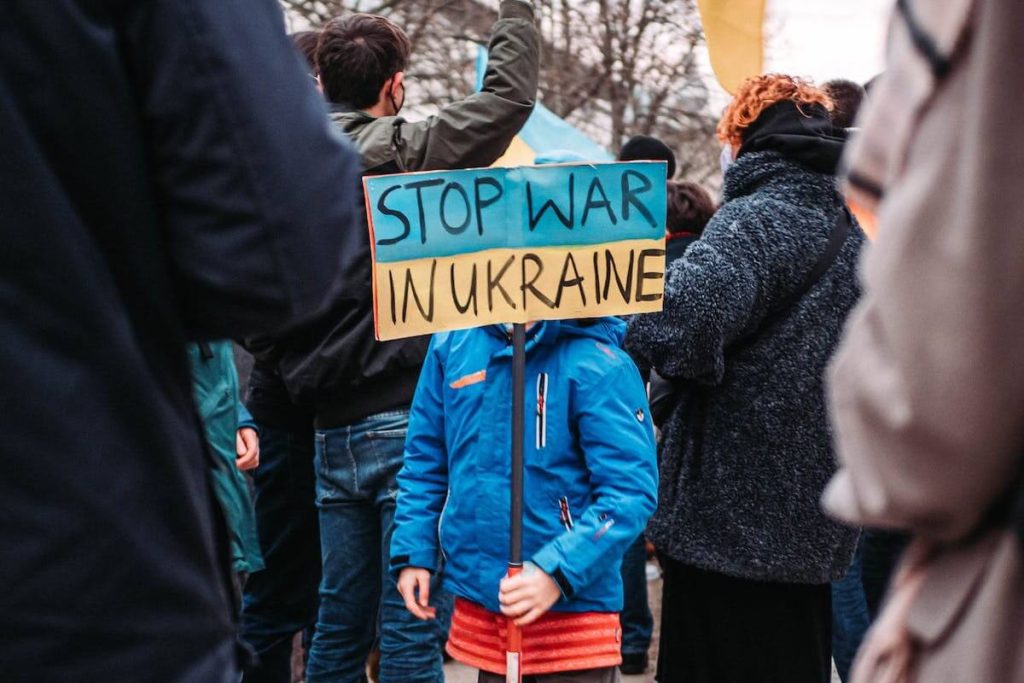 rifugiati ucraini a Torino - bambino con cartello Stop war Ukraine