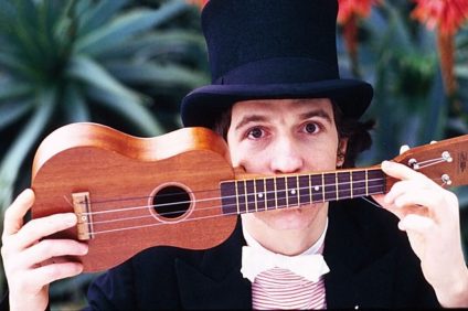 Rino Gaetano con l'ukulele