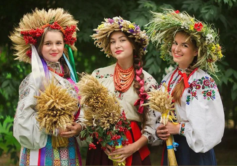 Ricette Ucraine - Tre Ragazze Con Ghirlande Di Grano in posa
