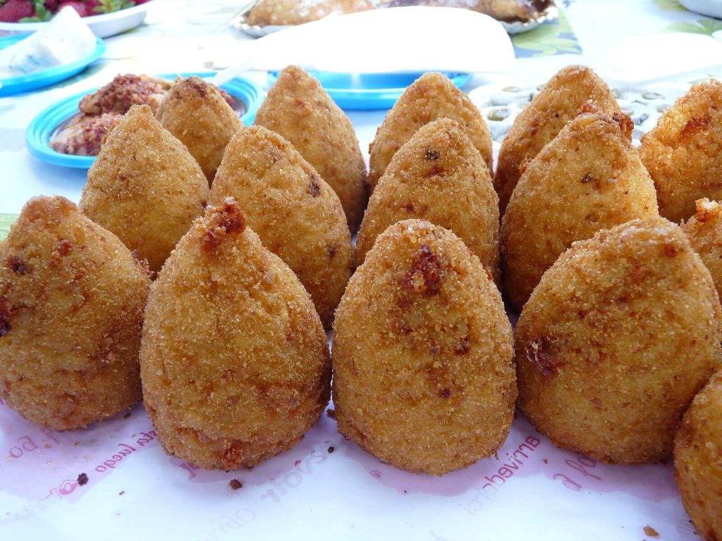Arancini - arancini di forma conica a Lipari