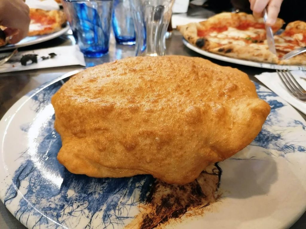 Arancini - Pizza fritta servita in un ristorante a Roma
