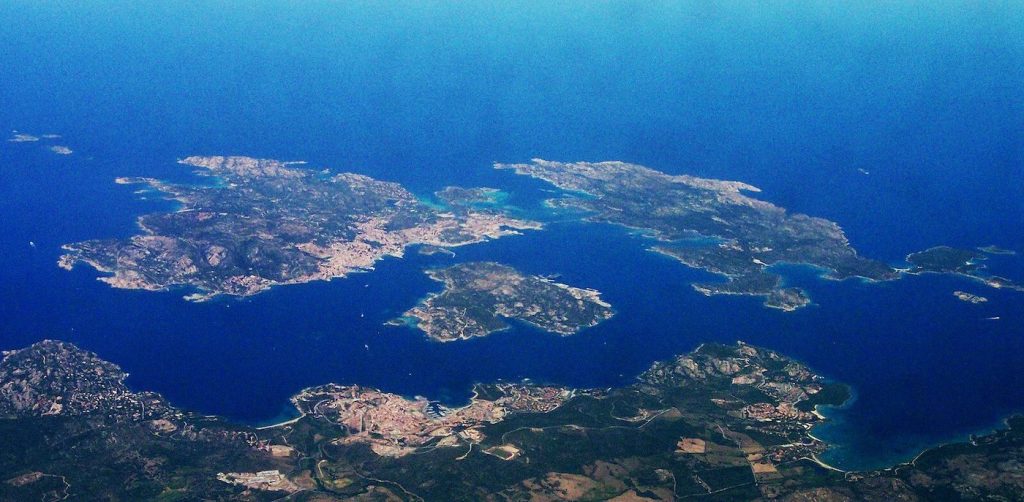 Arcipelago di La Maddalena visto dall'alto.