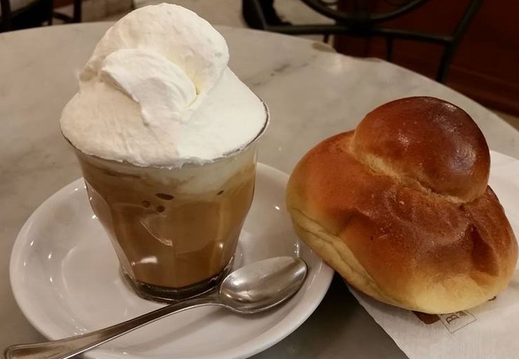 Granita típica de café siciliano com creme de perto