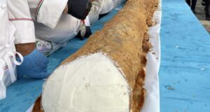 Cannoli que baten récords, elaborados en Caltanissetta por el equipo de Ristoworld Italy.