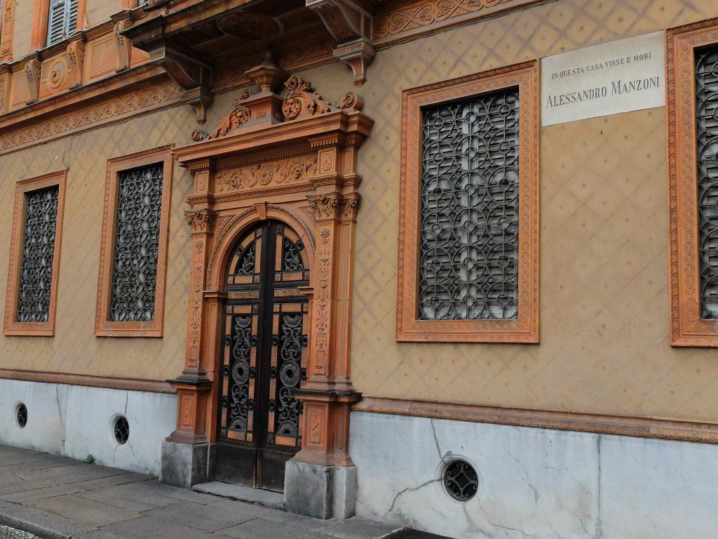 The facade of the Manzoni house, a cultural pole open to scholars and the entire citizenry
