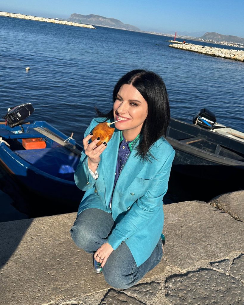 Laura Pausini 在西西里岛的广播之旅中品尝了卡塔尼亚和巴勒莫之间的arancini