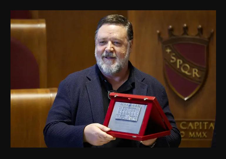Russel Crowe, last October, received the title of ambassador of Rome to the world