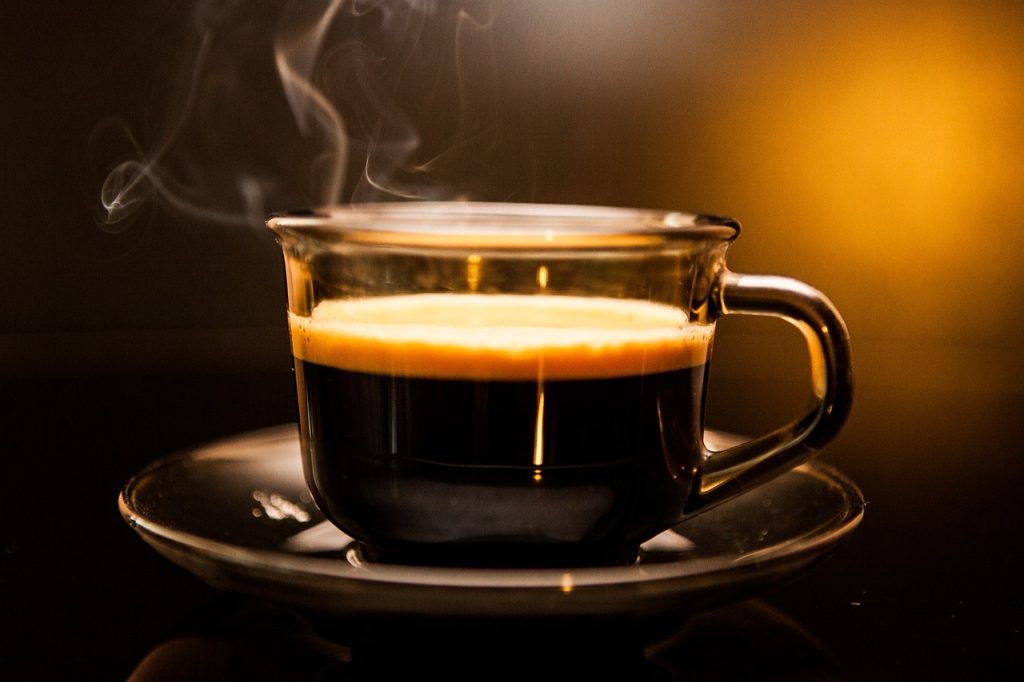 アリアでは、コーヒーは 20 セントで、グラス一杯の水とテーブルサービスが含まれています。