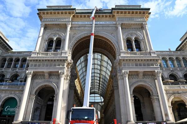 I lavori degli operari per ripulire la facciata imbrattata della Galleria di Milano