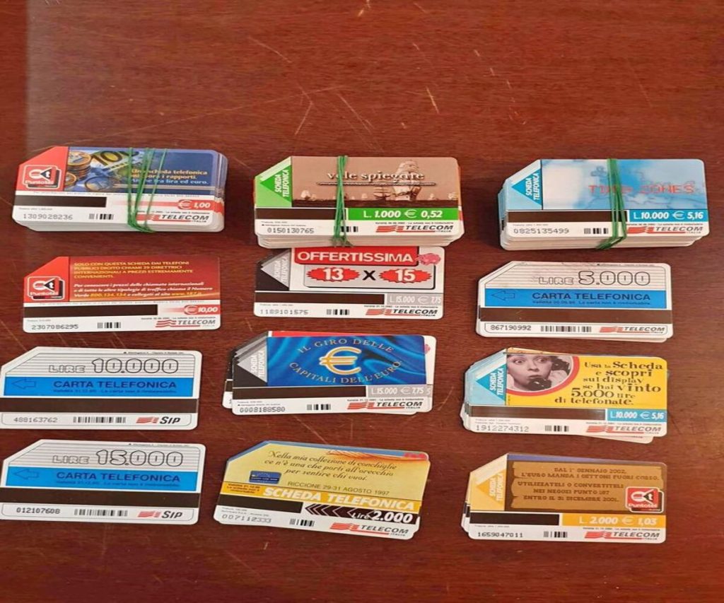 Las coloridas tarjetas prepago de 2000 a 15,000 liras que se utilizaron después de las fichas en las cabinas telefónicas