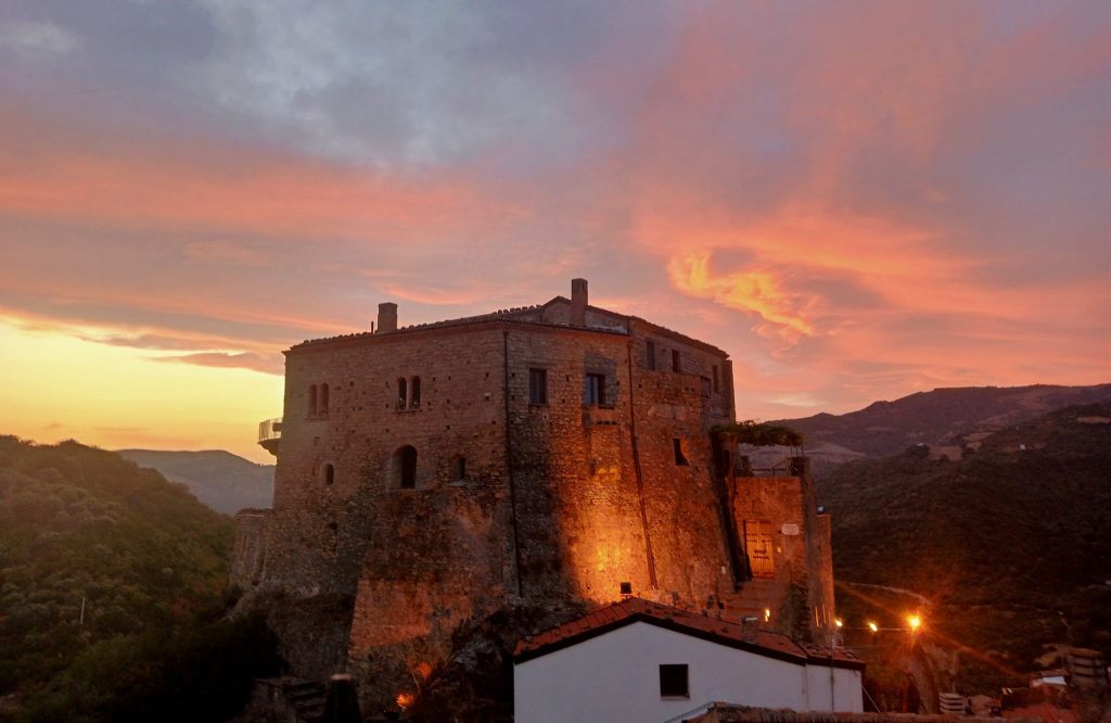 Il castello di Valsinni, al crepuscolo