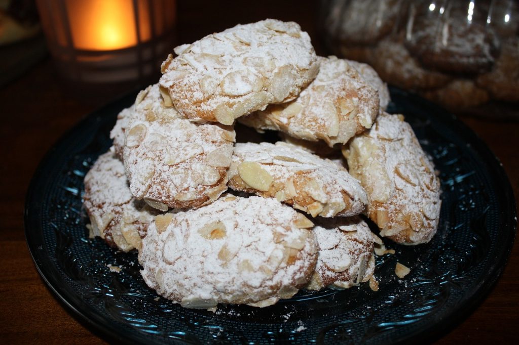 Pasta di mandorle biscotti