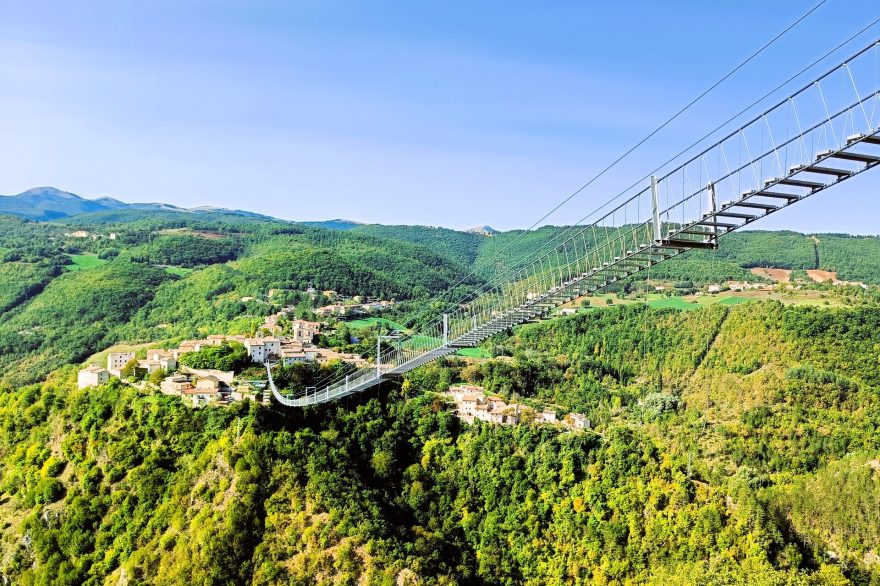 Ponte tibetana na Itália na Úmbria