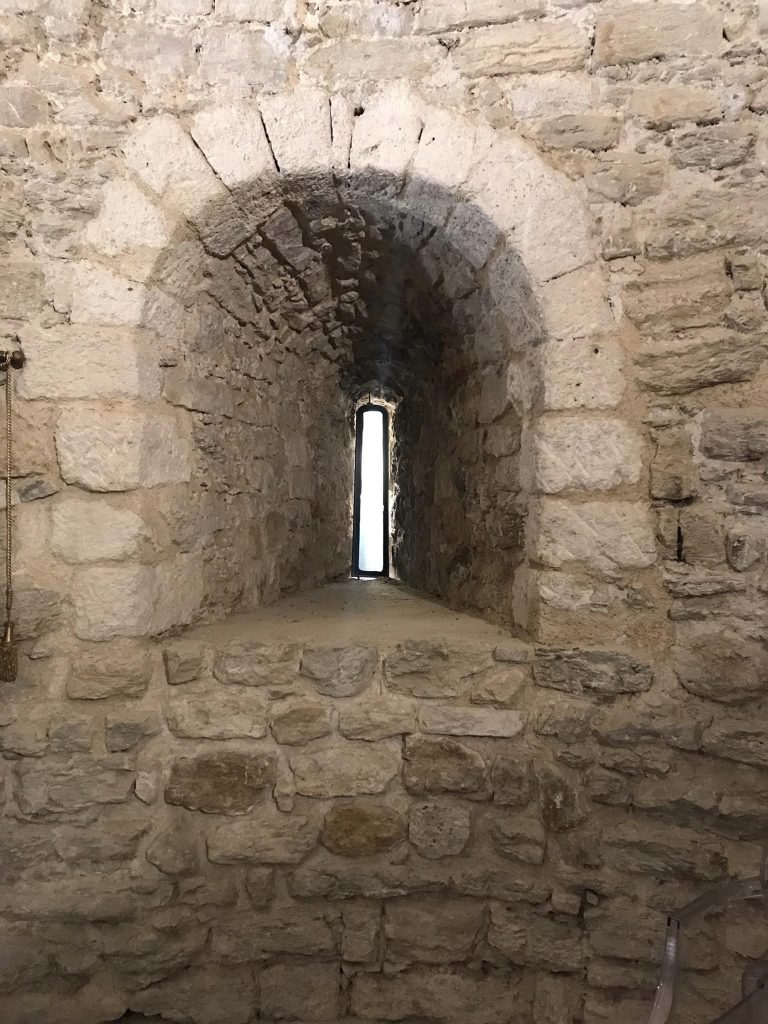 カマラータ城、抜け穴