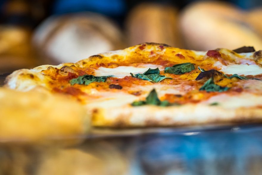 Platos icónicos de la cocina italiana, pizza.