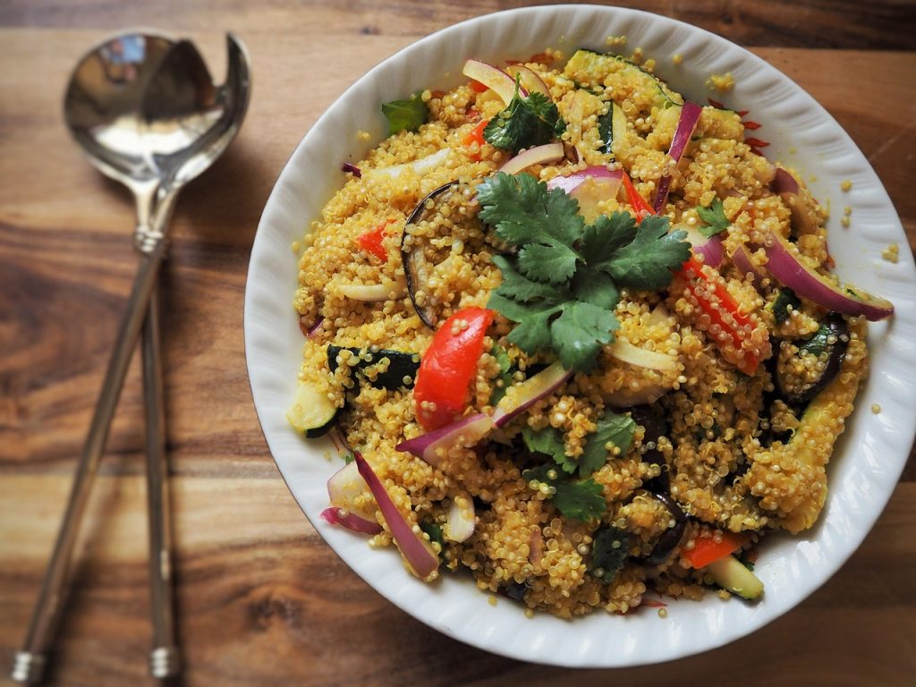 Piatto primaverile, quinoa e verdure