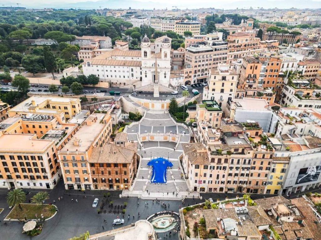 Maglia azzurra gigante a Piazza di Spagna