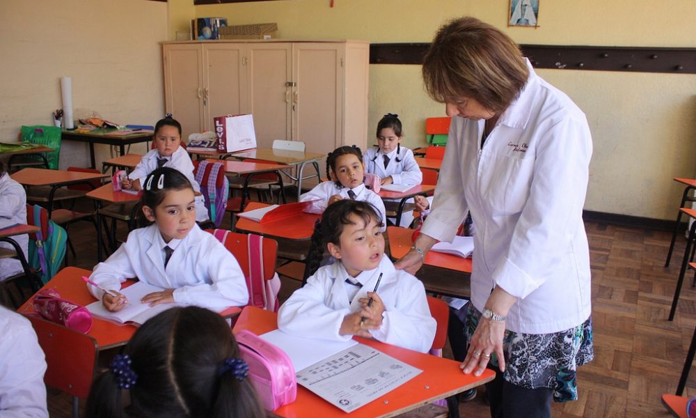 Sarmiento - Aula Con Alumnos Y Maestra