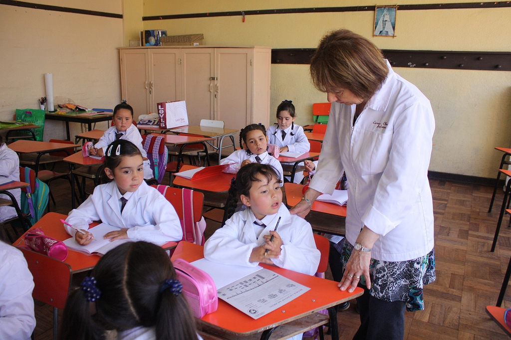 Sarmiento - Aula Con Alumnos Y Maestra