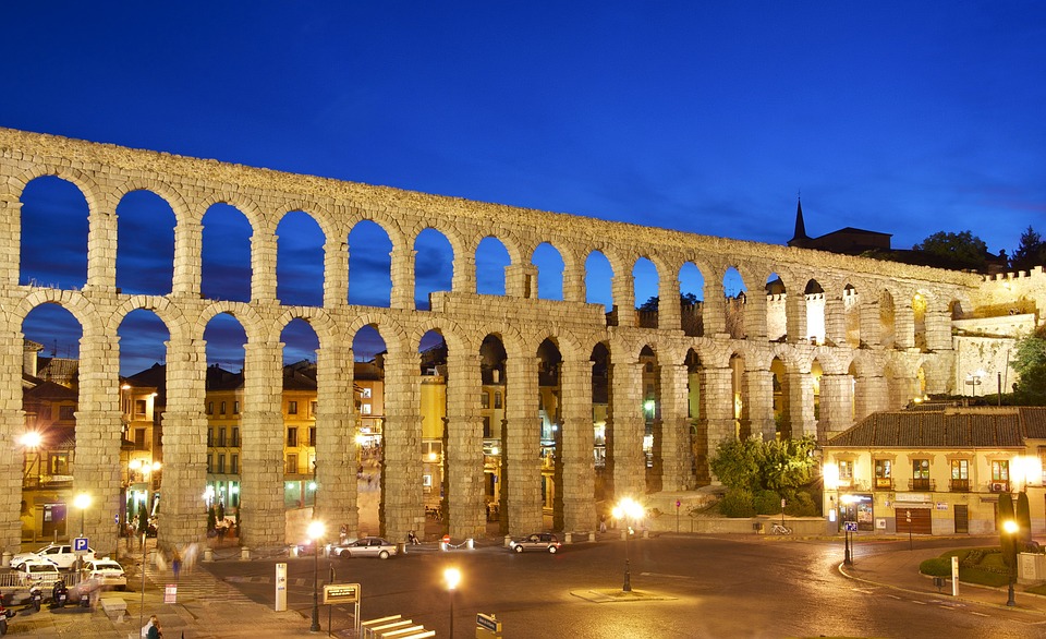 Acquedotto romano a Segovia all'imbrunire