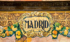 Origine del nome di Madrid. Ceramica con scritta Madrid