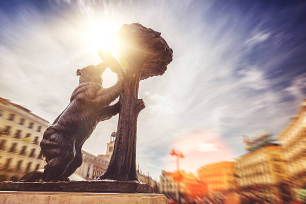 Origine del nome di Madrid. Statua dell'orso e albero di corbezzolo simbolo della città