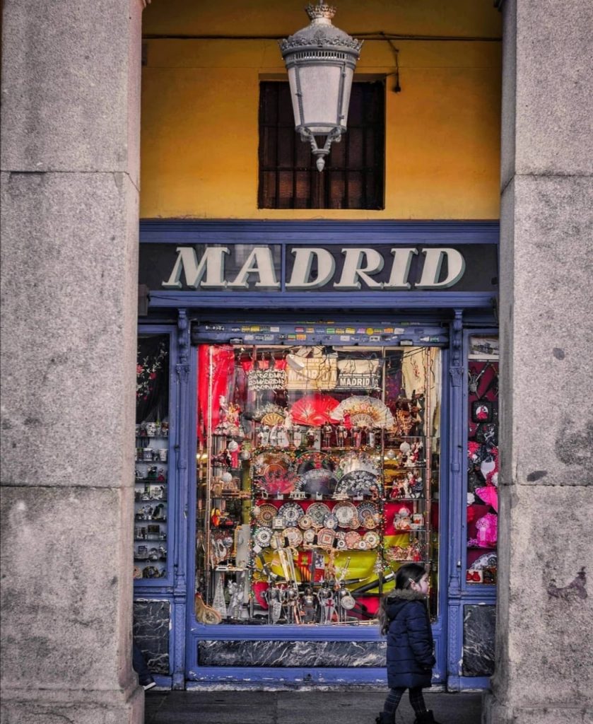 Vetrina di souvenir a Madrid