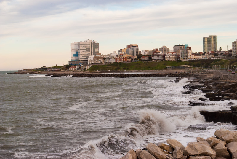 Playas de Mar Del Plata - La vista desde las playas de la ciudad son increíbles, con la ciudad de fondo.