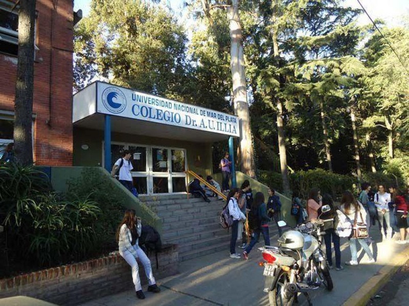 Ranking - Colegio Illia, único secundario preuniversitario de la ciudad. PhotoCredit: Tres Líneas.