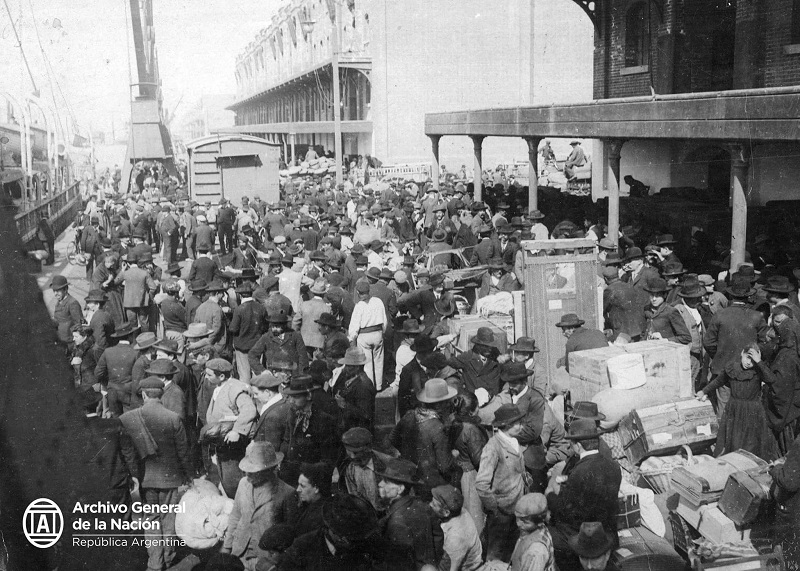Día Nacional del Inmigrante - Inmigrantes Llegan a Argentina. PhotoCredit: Archivo General de la Nación.