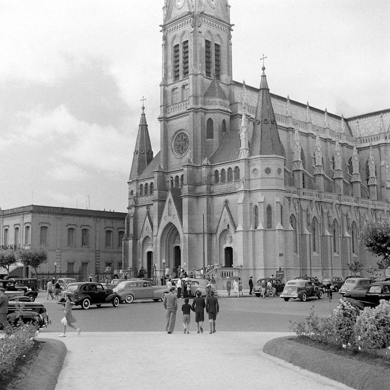 Catedral de Mar del Plata - La obra es de estilo neogótico, tiene líneas geométricas en su torre central donde se ubica la cruz, las torres laterales son simétricas. PhotoCredit: Pinteres.