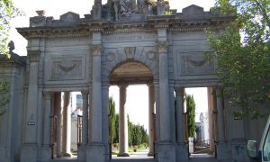 Cementerio La Loma - La entrada fue construida por el italiano Amábile Levis.