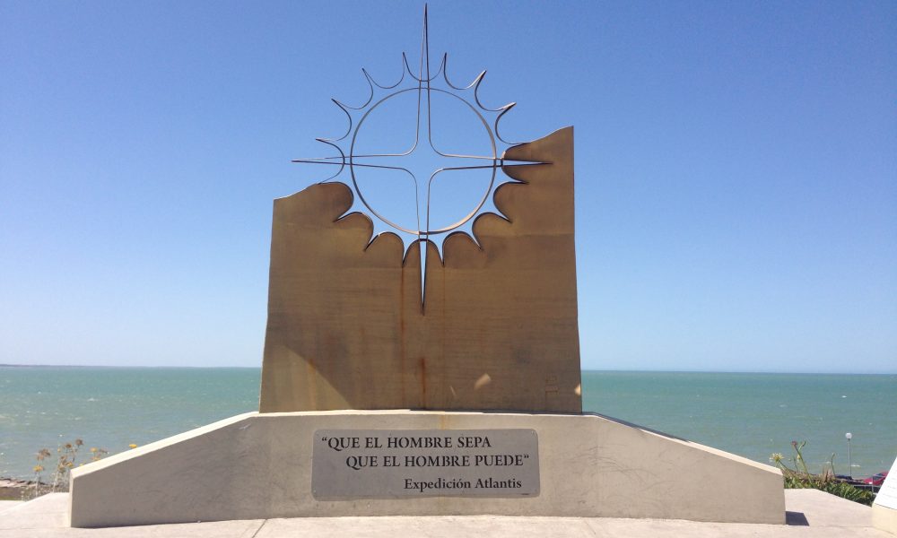 Expedición Atlantis - Monumento ubicado en Mar del Plata.
