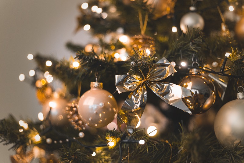 Navidad - La decoración del árbol navideño supone un símbolo de unión familiar.