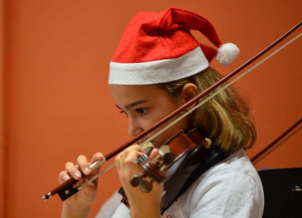 Concierto de Navidad - Niña tocando el violín