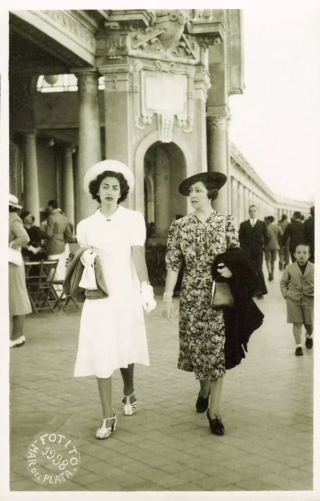 Fotos de Familia - Damas paseando por Mar del Plata