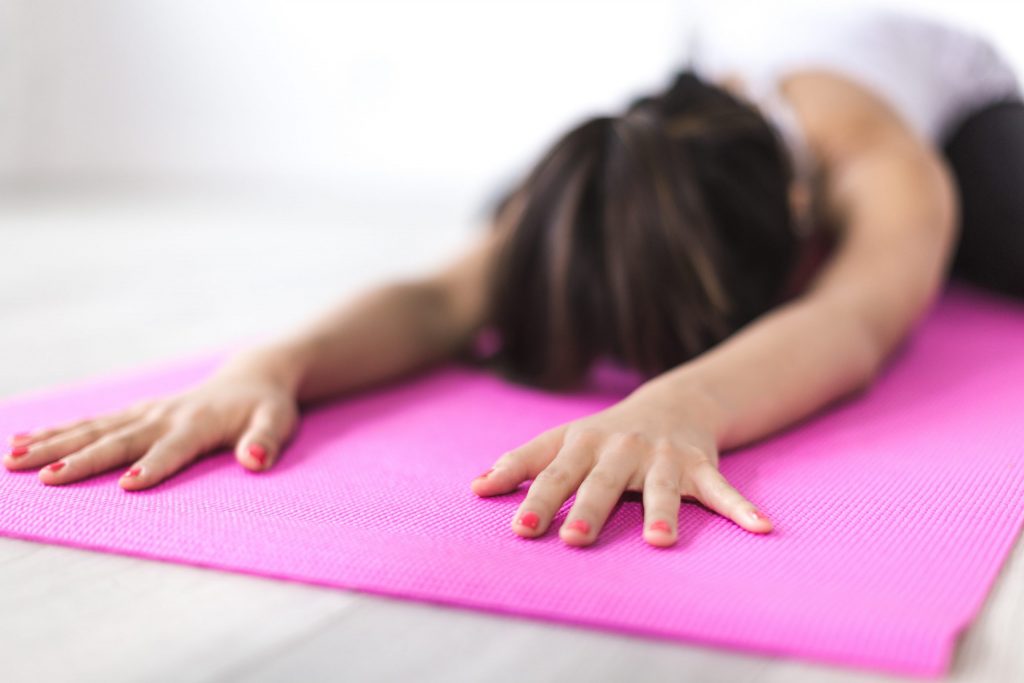 Hábitos Saludables - Chica haciendo yoga.