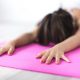 Hábitos Saludables - Chica haciendo yoga.
