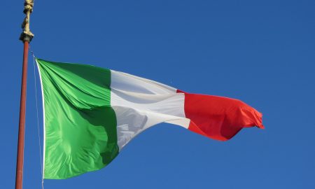 República Italiana - Bandera De Italia Flameando.