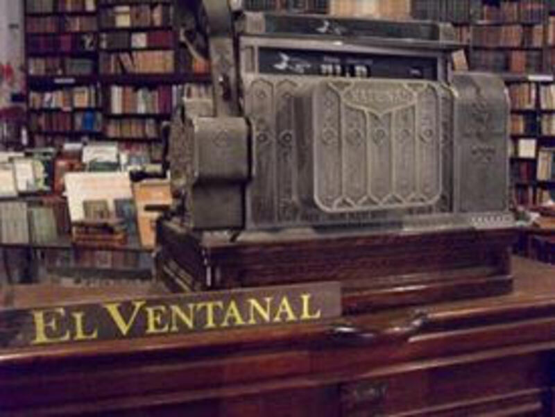 Librería El Ventanal - Mostrador antiguo.
