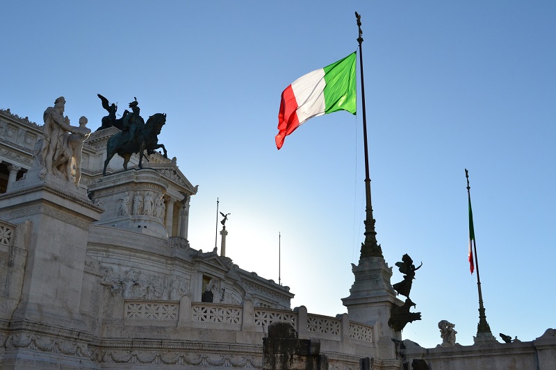 República - El Palacio Con La Bandera Italiana.
