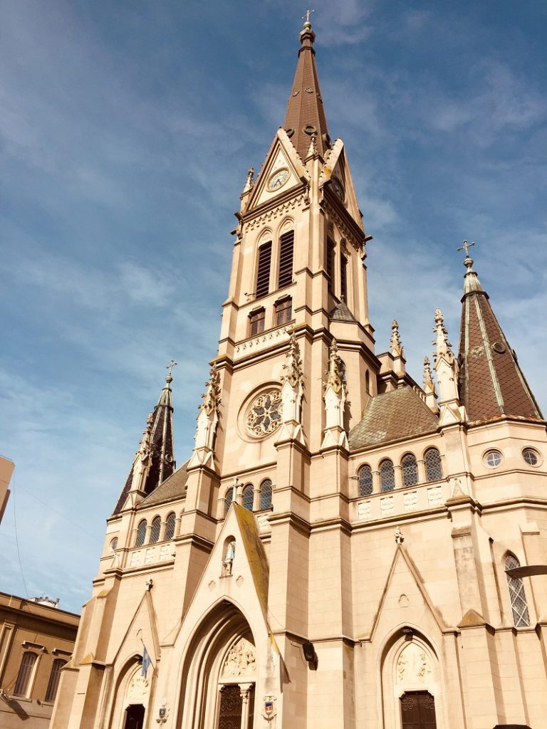 Catedral - Catedral Vista Desde Afuera Con Sus Torres.