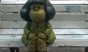 Mafalda y Larguirucho - Escultura De Mafalda En La Plaza.