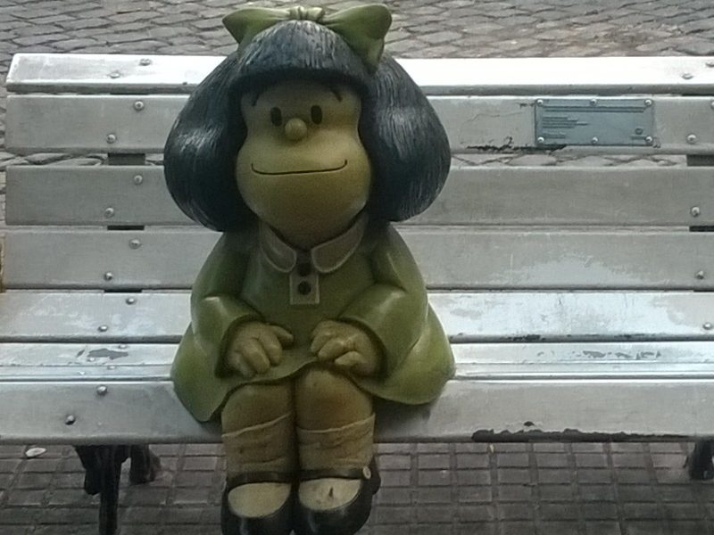 Mafalda y Larguirucho - Escultura De Mafalda En La Plaza.